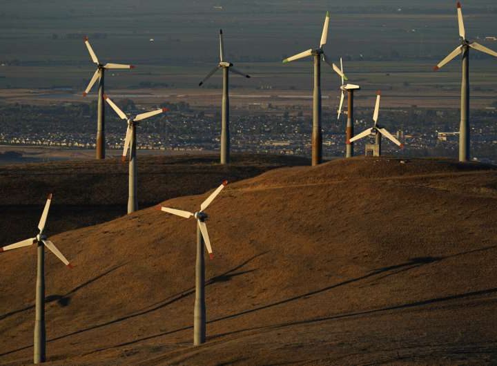 US energy panel approves rule to expand transmission of renewable power