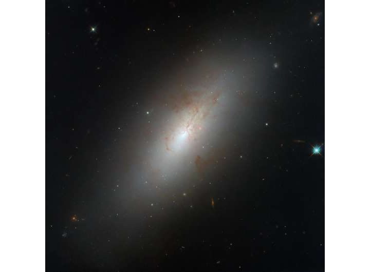 Hubble observes a peculiar galaxy shape