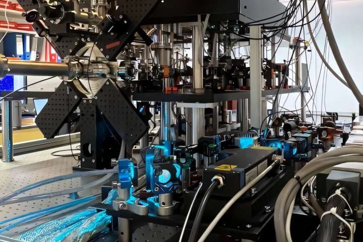 Capturing complex atoms in optical tweezers