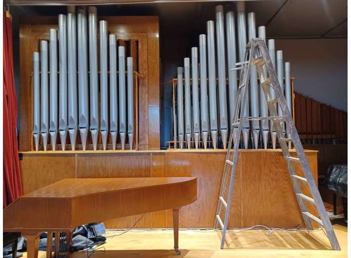 Do pipe organs create an auto-tune effect? Understanding largest class of music instrument’s effects on concert halls