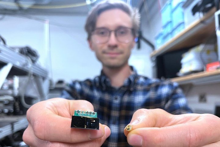 Revolutionizing Quantum Tech: Palm-Sized Lasers Break Lab Boundaries